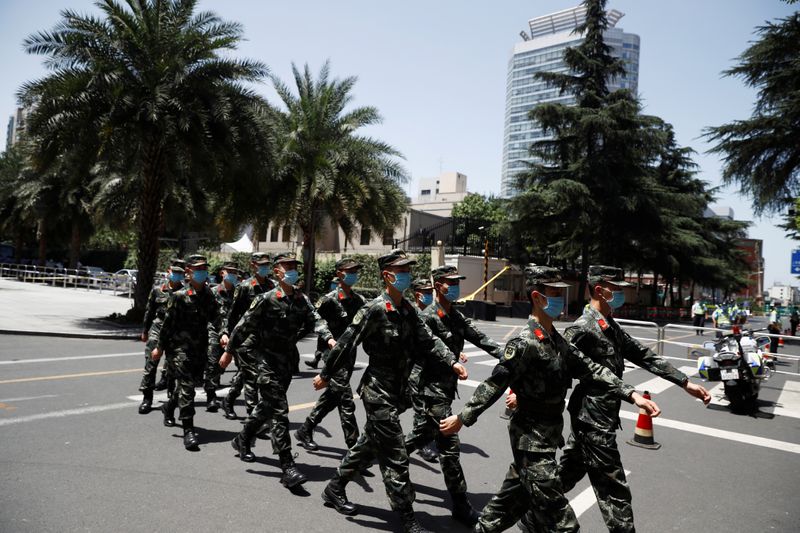 &copy; Reuters. La policía paramilitar china marcha frente al consulado general de EEUU en Chengdu, provincia de Sichuan, China,