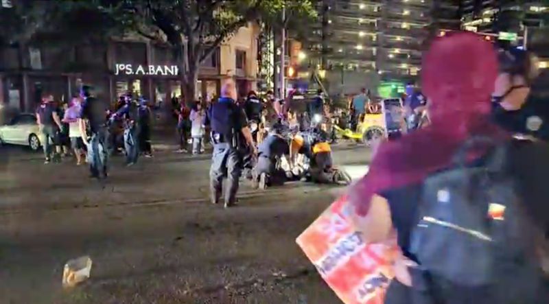 &copy; Reuters. Policía y manifestantes se reúnen alrededor de un manifestante que recibió durante una protesta de Black Lives Matter en el centro de Austin, Texas,