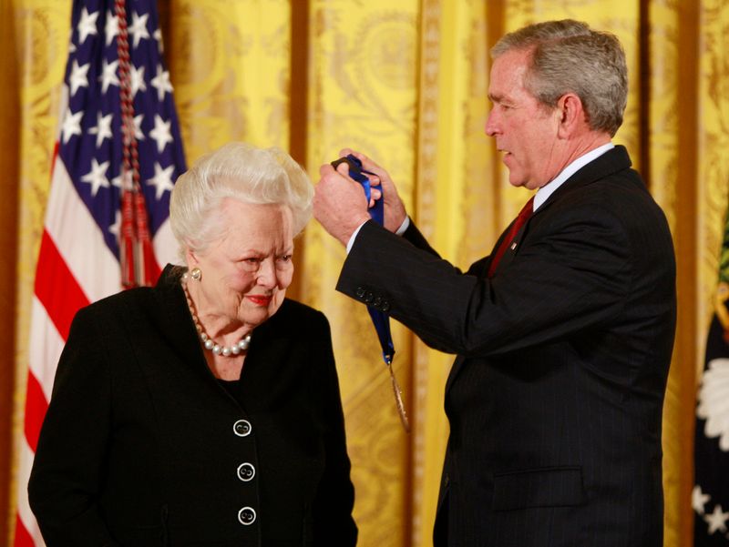 &copy; Reuters. U.S. President Bush presents veteran actress Olivia de Havilland with a National Medal of Arts in Washington