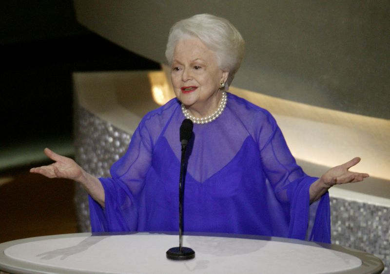 &copy; Reuters. Foto de archivo de Olivia de Havilland en la ceremonia de los Oscar en 2003