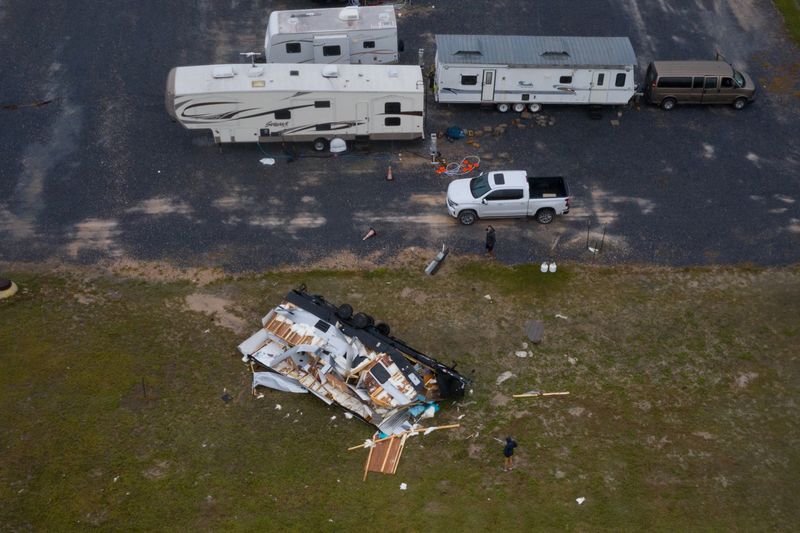 &copy; Reuters. Residentes revisan una casa rodante destuida por el huracán Hanna en Port Mansfield