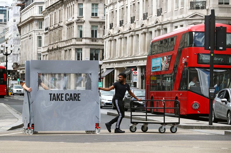 © Reuters. FILE PHOTO: Oxford Street in London's West End during the COVID-19 outbreak, Britain