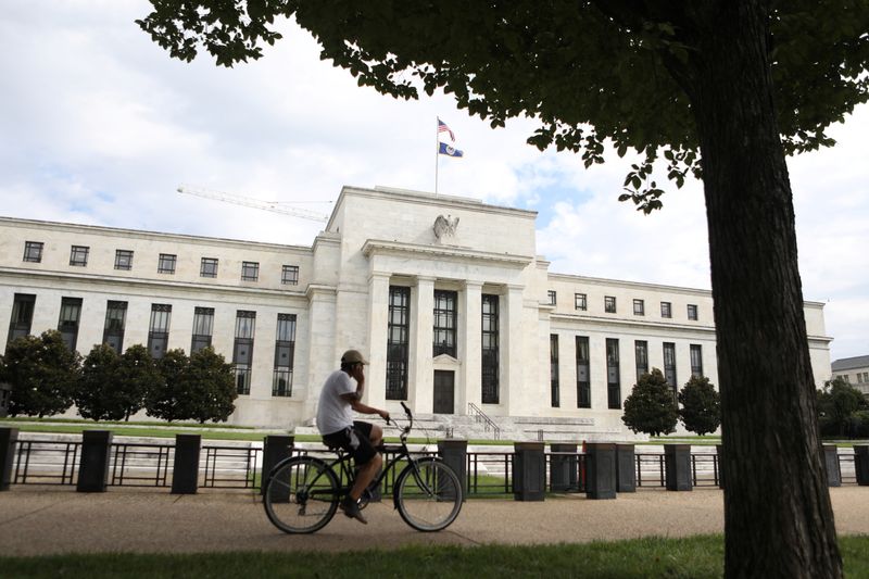 &copy; Reuters. A cyclist passes the Federal Reserve building in Washington, DC