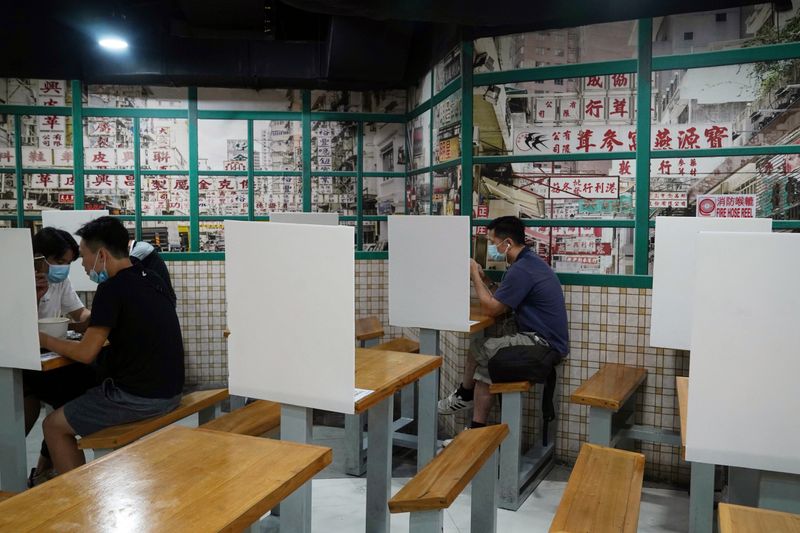 &copy; Reuters. 香港、レストランでの食事を全面禁止へ　マスク義務化＝報道