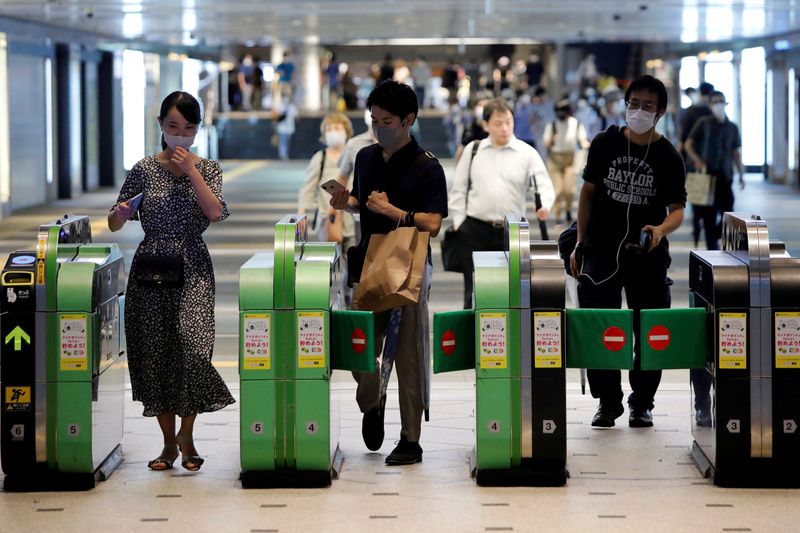 &copy; Reuters. FOTO DE ARHIVO: Varias personas con mascarillas en Tokio