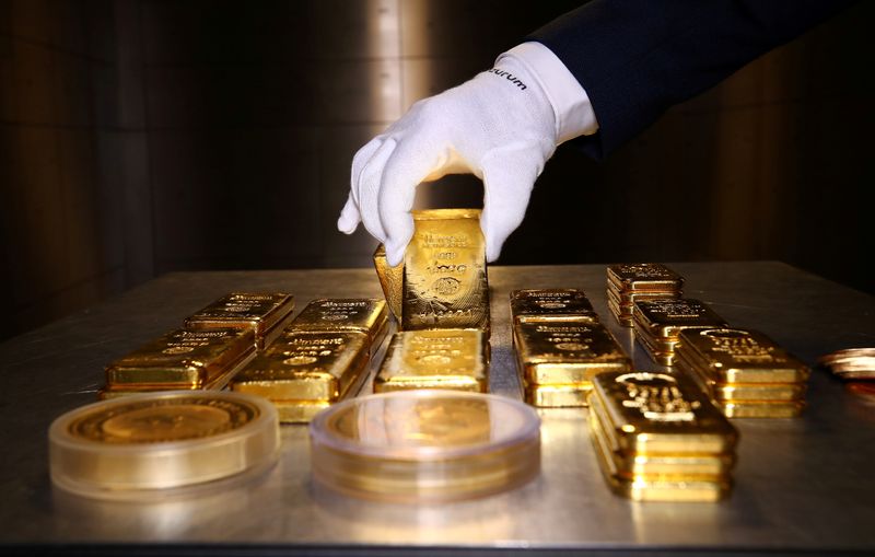 © Reuters. FILE PHOTO: Gold bars and coins are stacked in the safe deposit boxes room of the Pro Aurum gold house in Munich