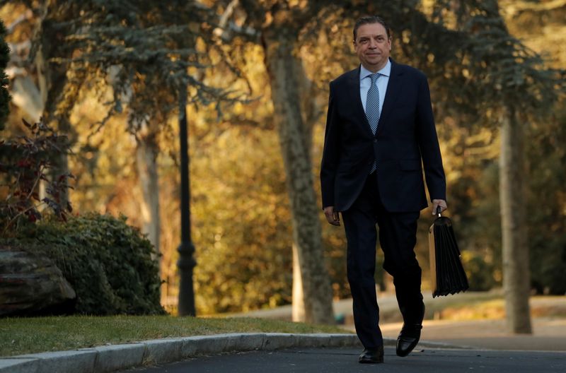 © Reuters. El ministro de Agricultura de España, Luis Planas, llega para asistir a la primera reunión del gabinete en el Palacio de la Moncloa en Madrid, España, el 14 de enero de 2020