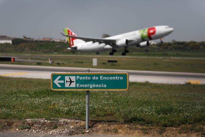 © Reuters. FOTO DE ARCHIVO: Un avión de la aerolínea portuguesa TAP en Lisboa