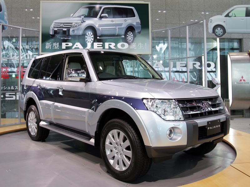 © Reuters. Автомобиль Mitsubishi Pajero в Токио