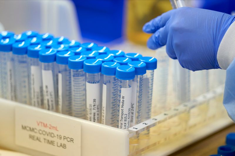 &copy; Reuters. FILE PHOTO: A lab at Methodist Dallas Medical Center testing samples for coronavirus disease (COVID-19) in Dallas