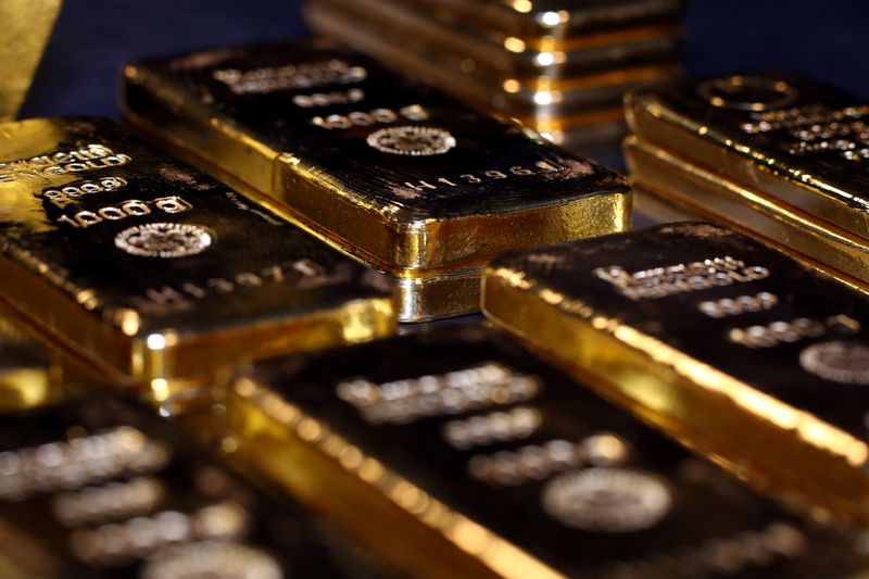 &copy; Reuters. FILE PHOTO: Gold bars and coins are stacked in the safe deposit boxes room of the Pro Aurum gold house in Munich