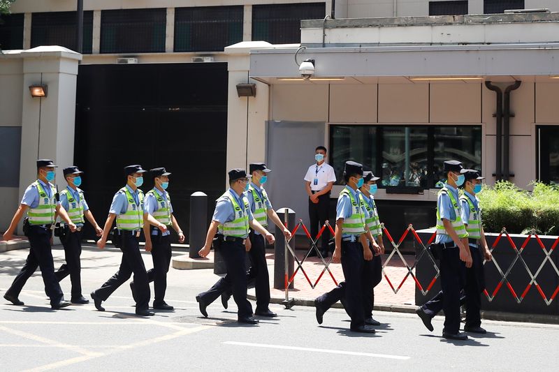 &copy; Reuters. Policiais fazem patrulha em frente ao prédio que abrigava o consulado dos EUA em Chengdu, na China