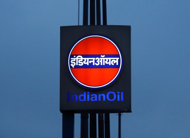 © Reuters. A logo of Indian Oil is picture outside a fuel station in New Delhi