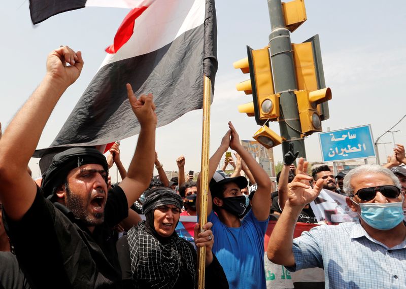 © Reuters. مصادر طبية وأمنية: وفاة محتجين اثنين بعد اشتباكات مع الشرطة في بغداد