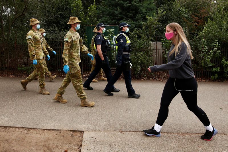 &copy; Reuters. Agentes de segurança patrulham pista de exercício em Melbourne