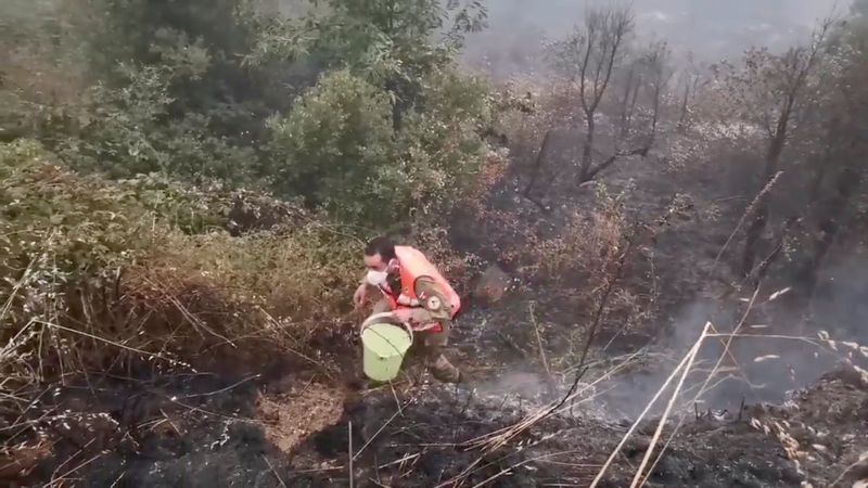 &copy; Reuters. Bombeiro voluntário ajuda a combater incêndio florestal em Oleiros, em Portugal