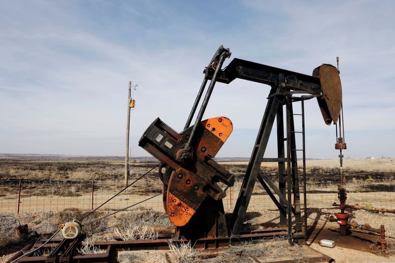 © Reuters. An oil derrick stands above the plains north of Amarillo, Texas