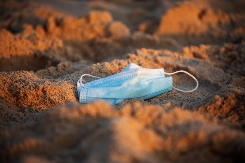 © Reuters. A protective face mask is seen as curbs to fight the spread of coronavirus disease (COVID-19) have been reimposed after a rise in new cases, at Zikim beach in southern Israel