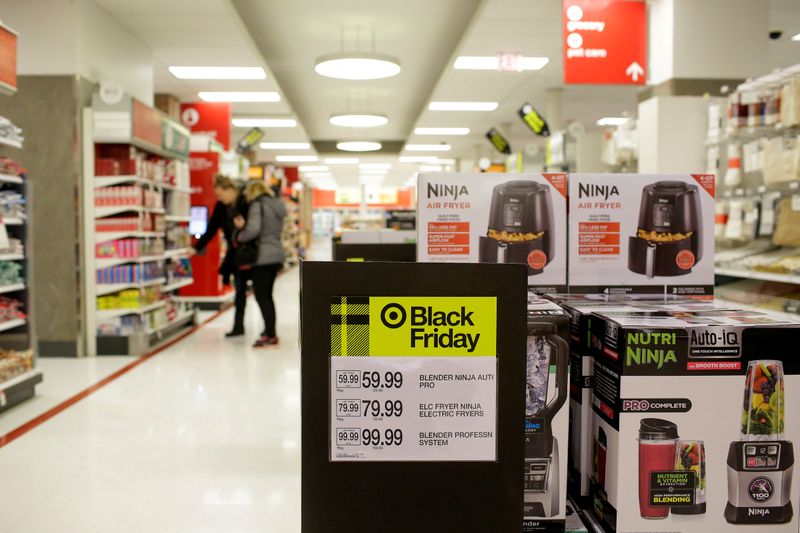 © Reuters. FILE PHOTO: Customers shop during Black Friday sales soon after at a Target store opened for the day in Chicago