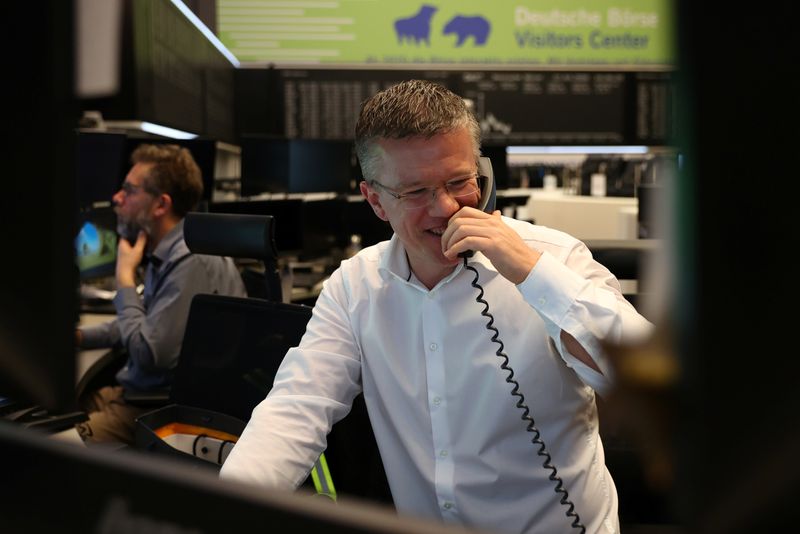 © Reuters. Operadores na bolsa de valores de Frankfurt, Alemanha