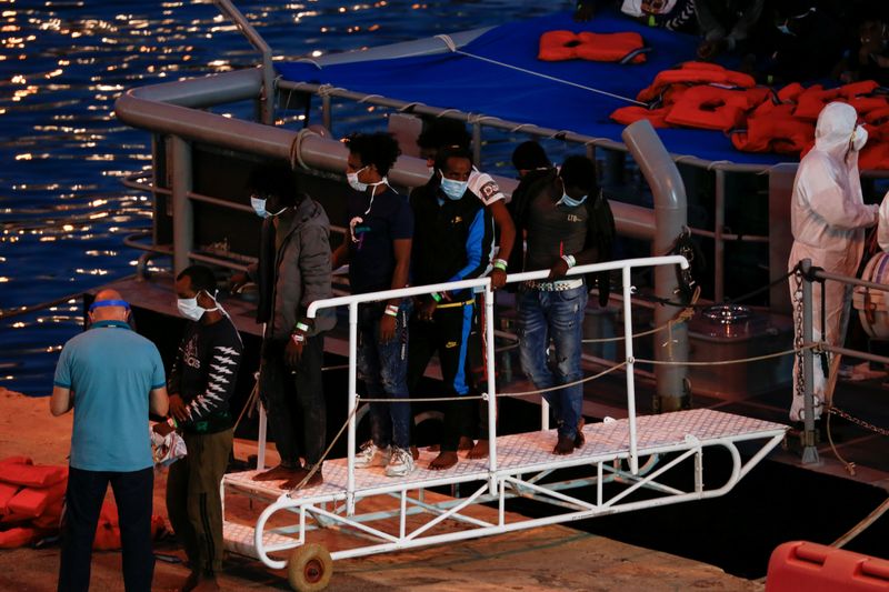 &copy; Reuters. مالطا تنقذ 95 مهاجرا من الغرق في زورق