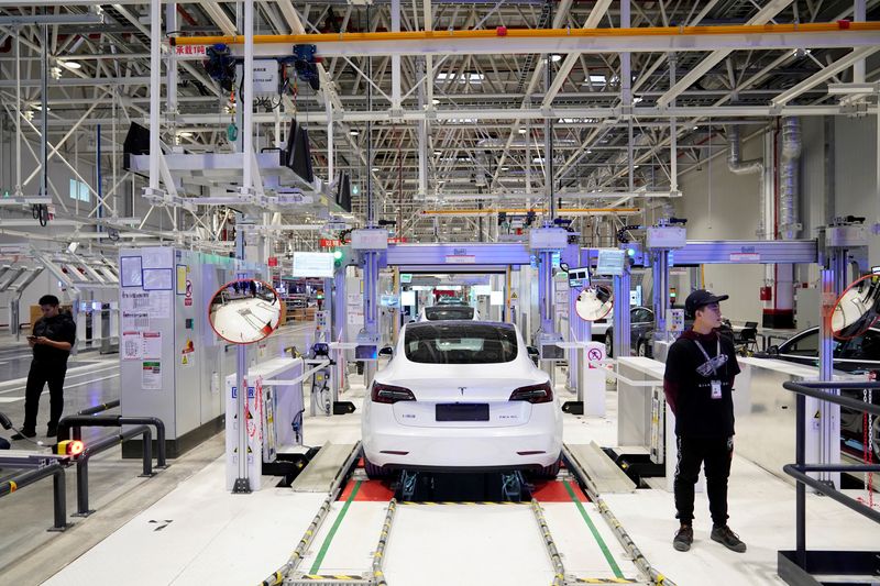 &copy; Reuters. FILE PHOTO: Tesla China-made Model 3 vehicles are seen during a delivery event at its factory in Shanghai