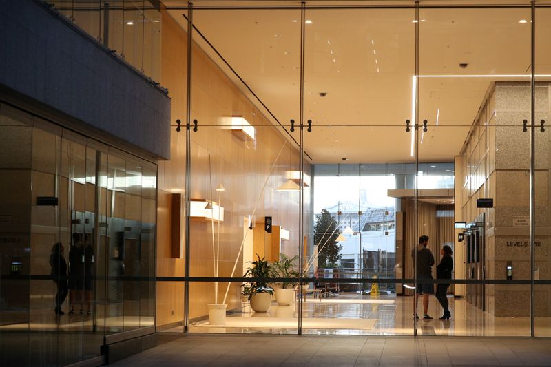 © Reuters. People are seen on the ground floor of an office building in Sydney