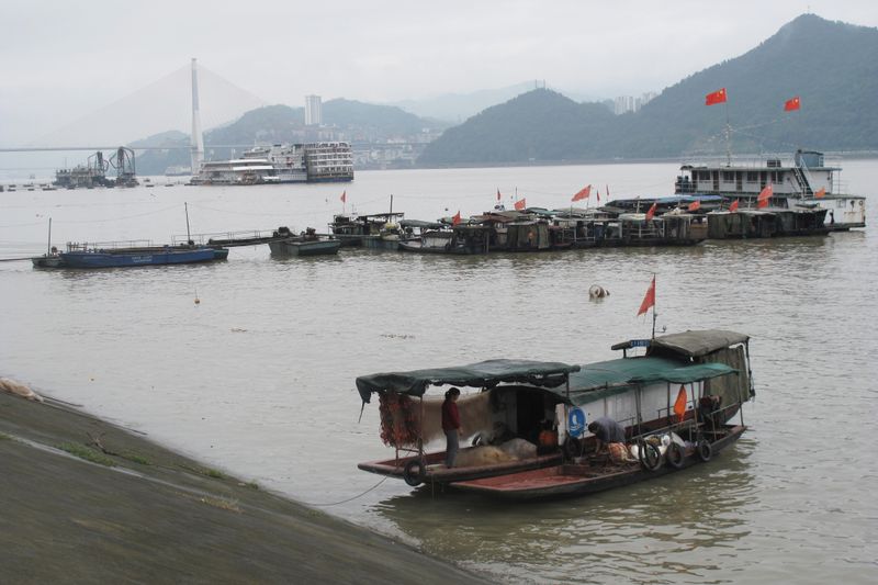&copy; Reuters. Chinese flags are seen on boats on the Yangtze river in Fengdu county in Chongqing