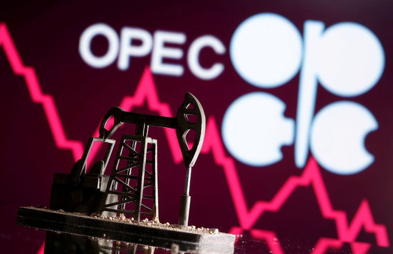 © Reuters. FILE PHOTO: A 3D printed oil pump jack is seen in front of displayed stock graph and Opec logo in this illustration picture