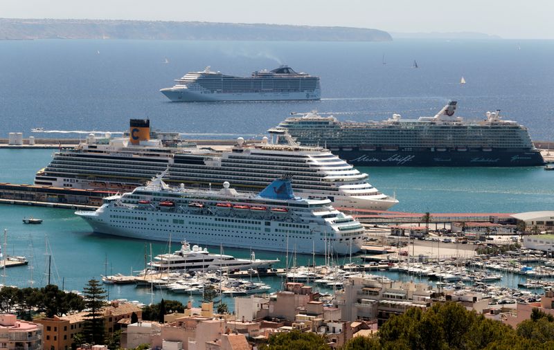 &copy; Reuters. FOTO DE ARCHIVO. Un crucero llega al puerto de Palma de Mallorca, Islas Baleares, España