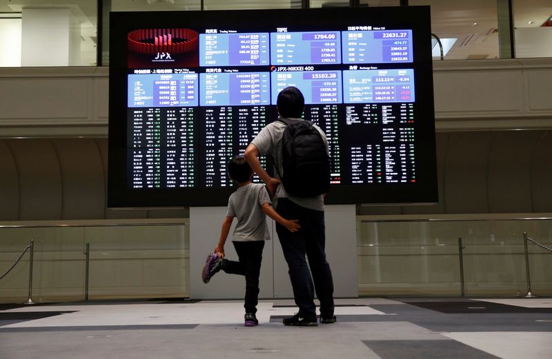 &copy; Reuters. Due visitatori presso la borsa di Tokyo, 11 ottobre 2018