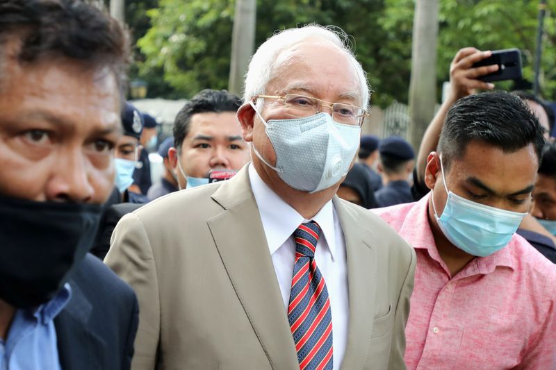 &copy; Reuters. إدانة رئيس وزراء ماليزيا السابق نجيب عبد الرزاق في اتهامات بالفساد