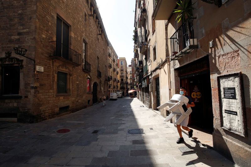 © Reuters. FILE PHOTO: Outbreak of the coronavirus disease (COVID-19) in Barcelona