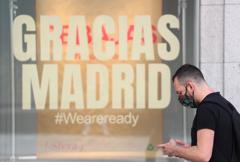&copy; Reuters. FOTO DE ARCHIVO: Un escaparate con un mensaje que dice &quot;Gracias Madrid&quot; en Madrid, España, el 16 de junio de 2020