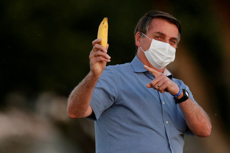 &copy; Reuters. Presidente Jair Bolsonaro segura banana no Palácio da Alvorada