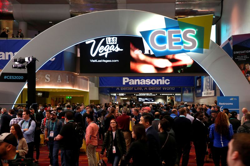 &copy; Reuters. FILE PHOTO: Attendees fill the lobby of the Las Vegas Convention Center during the 2020 CES in Las Vegas