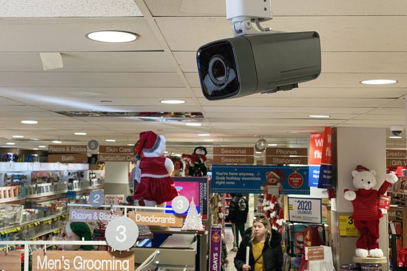&copy; Reuters. Câmera da DeepCam em loja da Rite Aid em Nova York