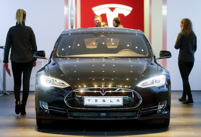 © Reuters. FILE PHOTO: A Tesla car 'Model S' sits in a dealership in Berlin