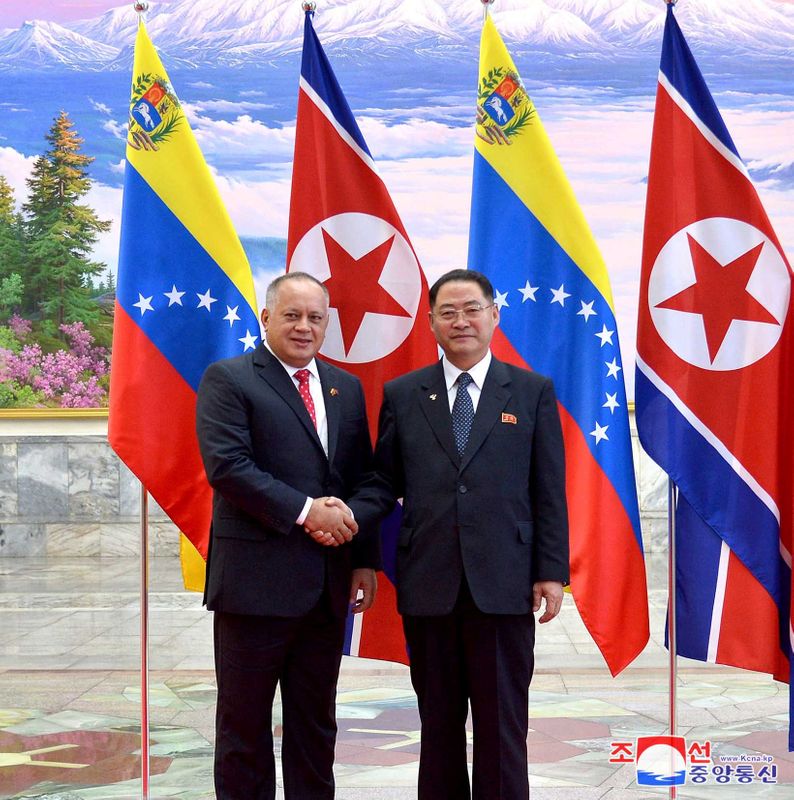 &copy; Reuters. Presidente da Assembleia Nacional Constituinte da Venezuela, Diosdado Cabello, posa para foto durante visita a Pyongyang