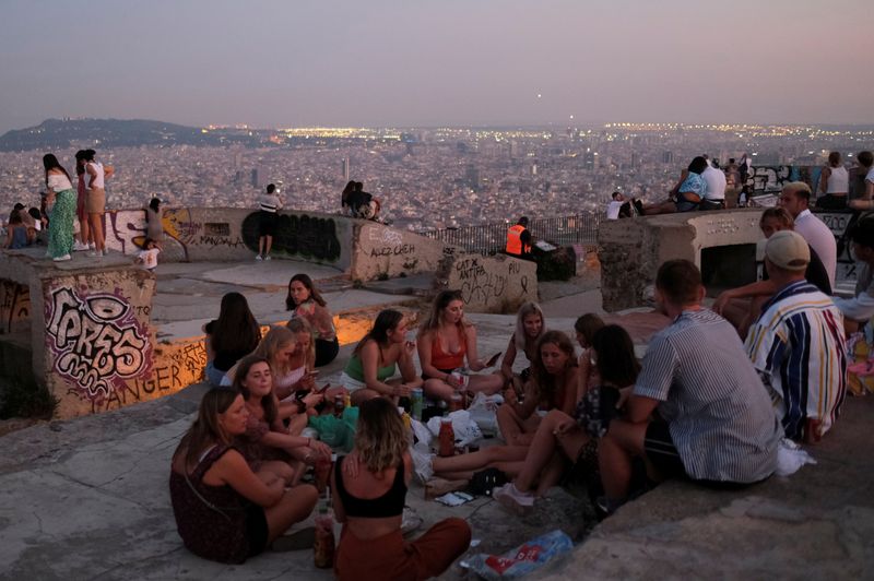 &copy; Reuters. FOTO DE ARCHIVO: Turistas y lugareños se reúnen en un mirador en Barcelona, España, el 23 de julio de 2020