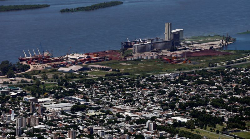 © Reuters. Vista aérea de região portuária em Rosario, Argentina