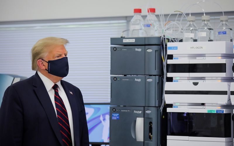 &copy; Reuters. Presidente dos EUA, Donald Trump, visita centro de inovação da Fujifilm Diosynth Biotechnologies, em Morrisville, na Carolina do Norte