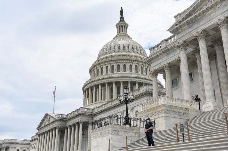 &copy; Reuters. FOTO DE ARCHIVO: Personal de policía con mascarillas vigilan el edificio del Capitolio en Washington, EEUU