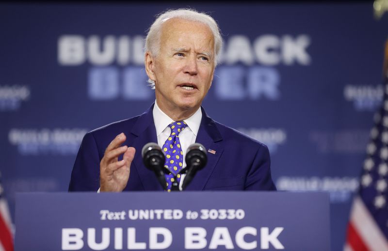 &copy; Reuters. El aspirante demócrata a la presidencia de EEUU y exvicepresidente Joe Biden habla sobre sus planes para combatir la desigualdad racial en un evento de campaña en Wilmington, Delaware, EEUU. 28 de julio de 2020