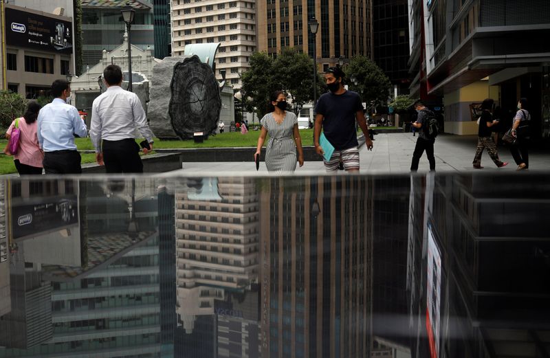 © Reuters. People walk at the central business district in Singapore