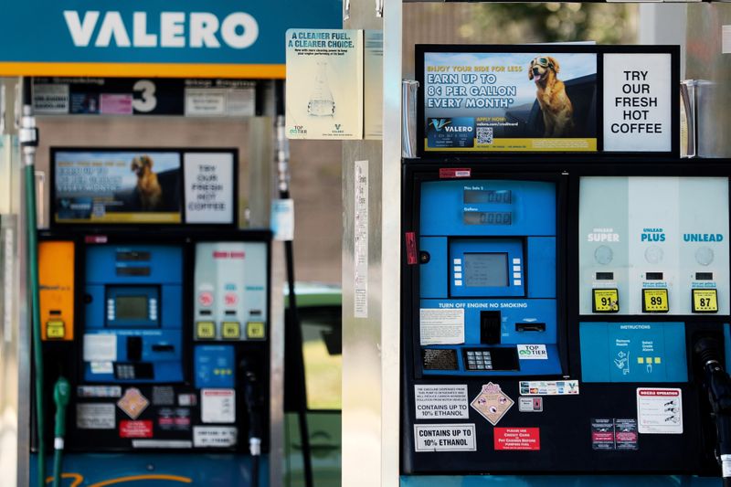 &copy; Reuters. FILE PHOTO: Valero Gas Station in California