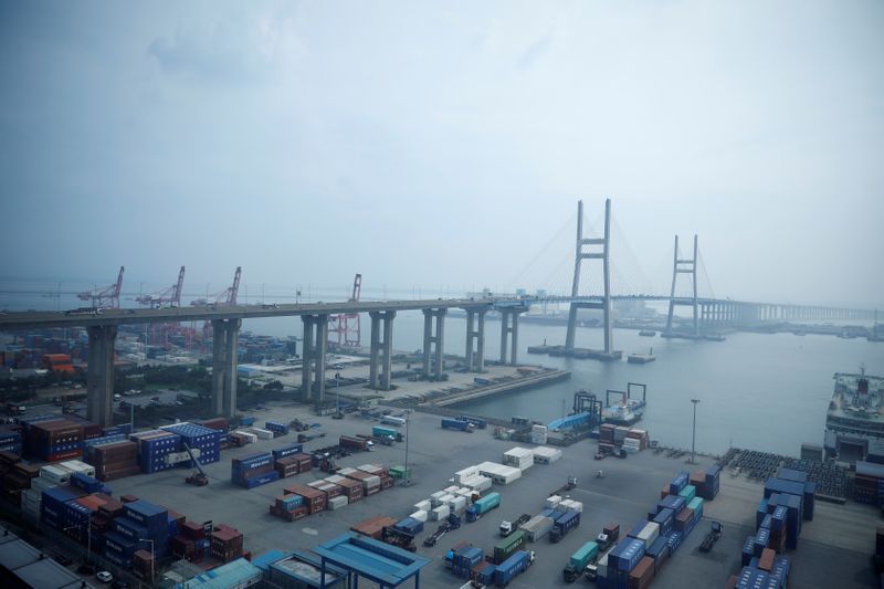 &copy; Reuters. FILE PHOTO: Cranes and shipping containers are seen at Pyeongtaek port in Pyeongtaek