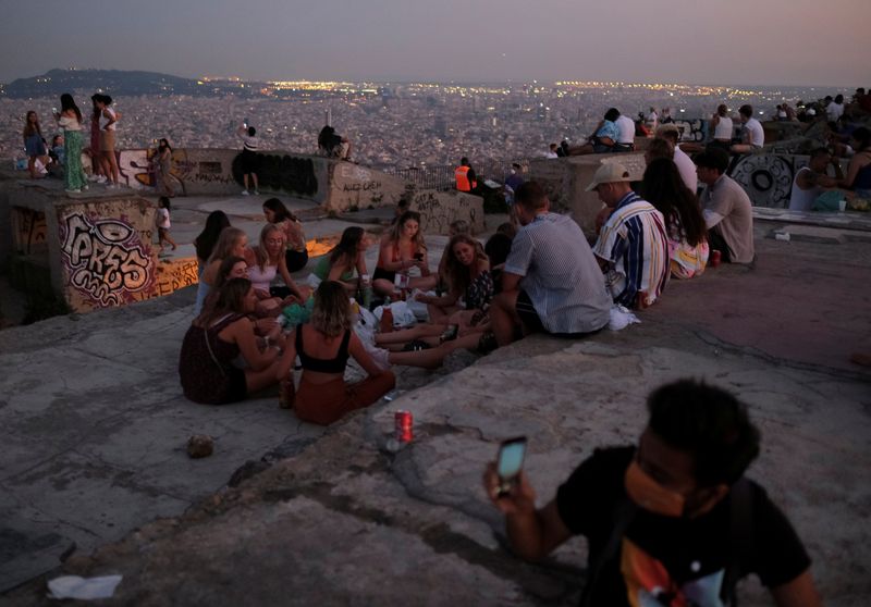 &copy; Reuters. Imagen de archivo de turistas y locales disfrutando de las vistas de Barcelona, España.