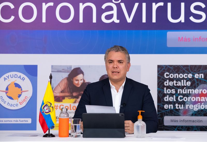 &copy; Reuters. Foto de archivo. El presidente de Colombia, Iván Duque, habla durante una presentación televisada, en medio del brote de COVID-19 en Bogotá.