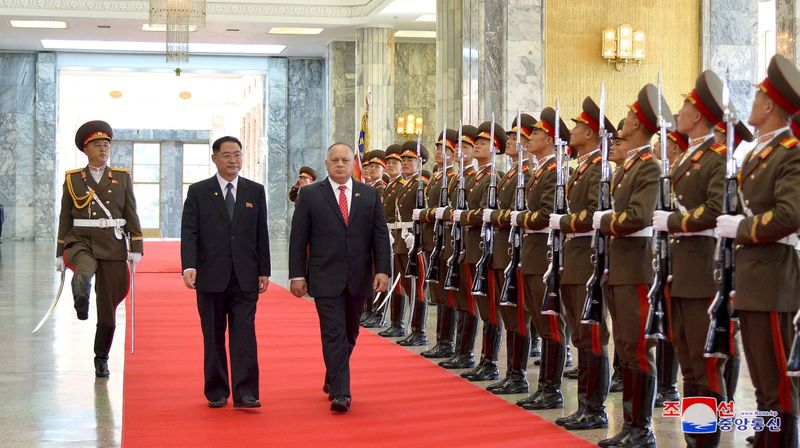 © Reuters. Imagen de archivo del presidente de la Asamblea Constituyente de Venezuela, Diosdado Cabello, pasando revista a una guardia de honor durante una visita a Pyongyang, Corea del Norte.